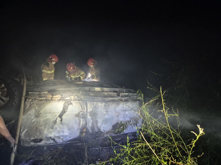 [청양=뉴시스] 지난 23일 오후 11시5분께 충남 청양군 칠갑산터널 인근 야산에서 난 차량화재 현장에서 소방대원이 사고 원인을 조사하고 있다. (사진=청양소방서 제공) 2025.07.24. photo@newsis.com *재판매 및 DB 금지