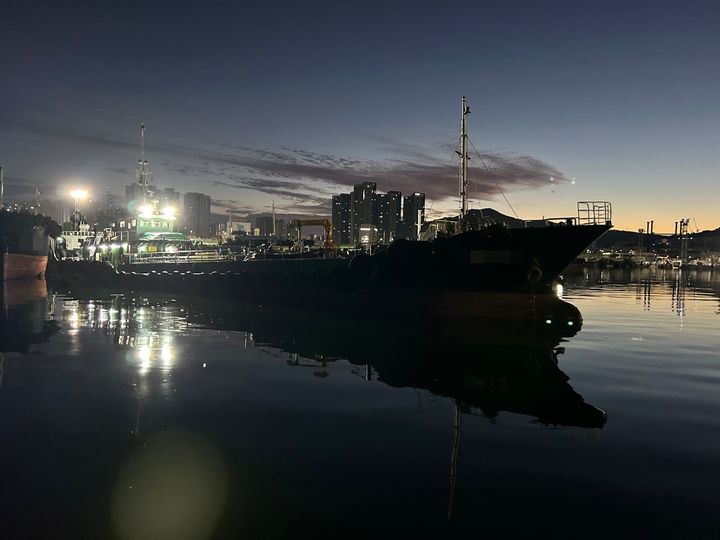 [부산=뉴시스] 24일 오전 부산 동구 부산항 5부두에 계류 중이던 석유제품 운반선 A호(333t)에서 응급환자가 발생했다는 신고가 부산해경에 접수됐다. (사진=부산해경 제공) 2025.07.24. photo@newsis.com *재판매 및 DB 금지