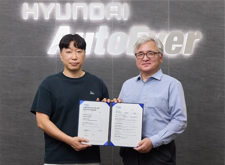 (왼쪽부터)현대오토에버 차량전장SW센터 정지훈 센터장과 글로벌 인증기관 DNV Korea 이장섭 대표이사가 ASIL-D 인증서를 들고 기념촬영을 하고 있다.(사진=현대오토에버 제공) *재판매 및 DB 금지
