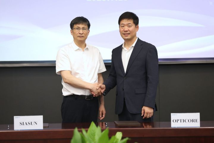 (왼쪽)장진(Zhangjin) 시아순 대표이사와 (오른쪽)문유석 옵티코어 대표이사가 중국 심양에 위치한 시아순 본사에서 휴머노이드 로봇용 힘토크센서 공급을 위한 업무협약(MOU)을 체결한 후 악수하고 있다. (사진=옵티코어) *재판매 및 DB 금지