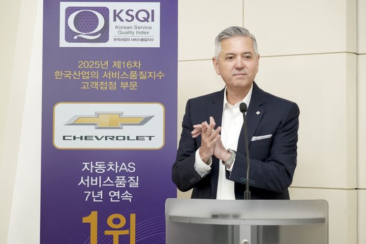 [서울=뉴시스] 지난 22일 인천 부평 GM 한국사업장 본사에서 열린 '2025 KSQI 고객접점 조사 자동차 AS 부문' 7년 연속 1위 달성 기념 행사에서 헥터 비자레알 사장이 연설하고 있다. (사진=GM 한국사업장 사장) 2025.07.24 photo@newsis.com *재판매 및 DB 금지