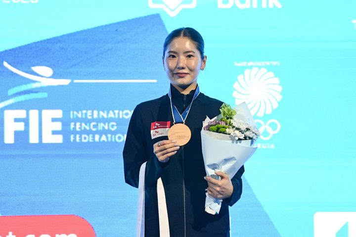 [서울=뉴시스]펜싱 송세라, 세계선수권대회 여자 에페 개인전 동메달. (사진=국제펜싱연맹 소셜미디어 캡처) 2025.07.24. photo@newsis.com *재판매 및 DB 금지
