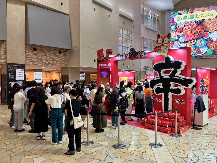 [서울=뉴시스] 농심 일본 한큐백화점 팝업스토어 현장.(사진=농심 제공) *재판매 및 DB 금지