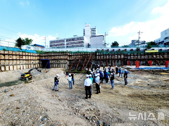 [용인=뉴시스]옛 기흥중 부지에 건립 중인 다목적체육시설 건설 현장(사진=용인시 제공)2025.07.24.photo@newsis.com