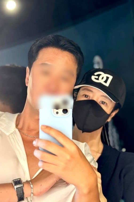 [서울=뉴시스] 배우 김혜수가 남자 지인과의 다정한 셀카를 공개해 화제를 모으고 있다. (사진=김혜수 인스타그램 캡처) 2025.07.24. photo@newsis.com *재판매 및 DB 금지