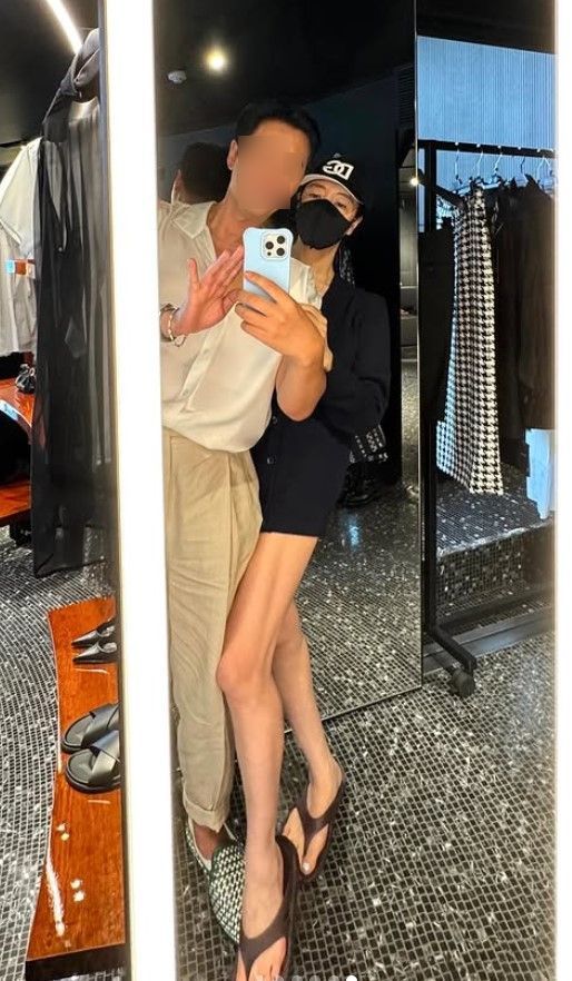 [서울=뉴시스] 배우 김혜수가 남자 지인과의 다정한 셀카를 공개해 화제를 모으고 있다. (사진=김혜수 인스타그램 캡처) 2025.07.24. photo@newsis.com *재판매 및 DB 금지