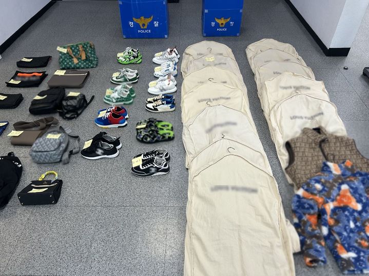 [부산=뉴시스] 투자 사기로 120명으로부터 102억원을 가로챈 일당 주범의 거주지에서 경찰이 압수한 명품 등의 물품. (사진=부산경찰청 제공) 2025.07.24. photo@newsis.com *재판매 및 DB 금지