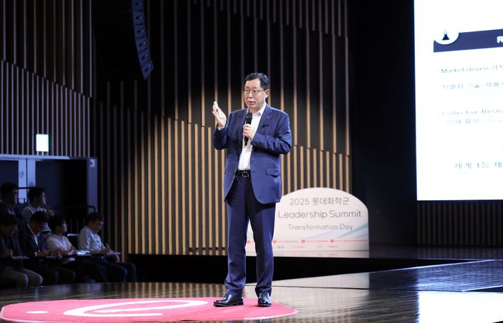 [서울=뉴시스] 이영준 롯데화학군 총괄대표가 지난 22일 열린 2025 리더십 서밋에서 관점의 혁신을 강조하고 있다. (사진=롯데화학군 제공) 2025.7.24. photo@newsis.com *재판매 및 DB 금지