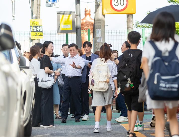 [광명=뉴시스] 박승원 광명시장(사진 가운데)이 23일 광명남초등학교 통학길을 찾아 학생 안전을 위한 조치를 지시하고 있다.(사진=광명시 제공)2025.07.24.photo@newsis.com *재판매 및 DB 금지