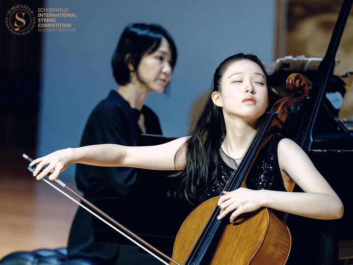 [서울=뉴시스] 첼리스트 이재리의 '제6회 쇤펠트 국제 현악 콩쿠르' 연주 모습. (사진=금호문화재단 제공) 2025.07.24. photo@newsis.com *재판매 및 DB 금지