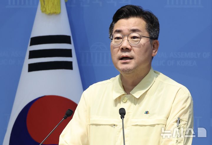 [서울=뉴시스] 조성봉 기자 = 박찬대 더불어민주당 당대표 후보가 24일 오전 서울 여의도 국회 소통관에서 검찰개혁 관련 기자회견을 하고 있다.2025.07.24. suncho21@newsis.com 