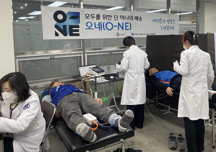 [서울=뉴시스] CJ대한통운 택배기사가 건강검진을 받는 모습. (사진=CJ대한통운) 2025.07.24 photo@newsis.com *재판매 및 DB 금지 *재판매 및 DB 금지