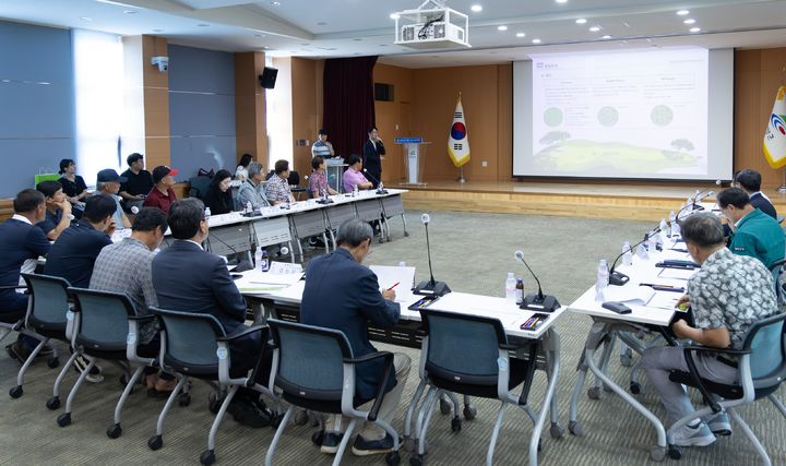 [청양=뉴시스] 조명휘 기자 = 청양군이 23일 군청 대회의실에서 금강변 파크골프장 확장사업 실시설계용역 최종 보고회를 열고 있다. (사진= 청양군 제공) 2025.07.24. photo@newsis.com *재판매 및 DB 금지