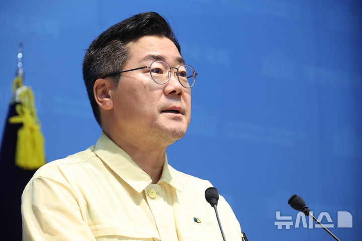 [서울=뉴시스] 조성봉 기자 = 박찬대 더불어민주당 당대표 후보가 24일 오전 서울 여의도 국회 소통관에서 검찰개혁 관련 기자회견을 하고 있다.2025.07.24. suncho21@newsis.com 