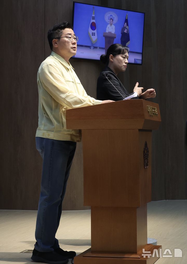 [서울=뉴시스] 조성봉 기자 = 박찬대 더불어민주당 당대표 후보가 24일 오전 서울 여의도 국회 소통관에서 검찰개혁 관련 기자회견을 하고 있다.2025.07.24. suncho21@newsis.com 