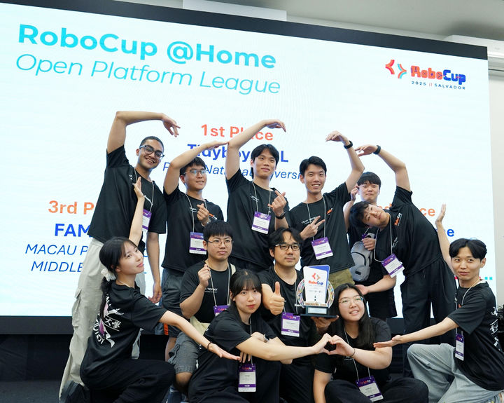 [부산=뉴시스] 국제 인공지능(AI) 로봇 대회 '로보컵 2025'에 참여한 부산대 로봇팀 '타이디보이'가 사진 촬영을 하고 있다. (사진=부산대 제공) 2025.07.24. photo@newsis.com *재판매 및 DB 금지