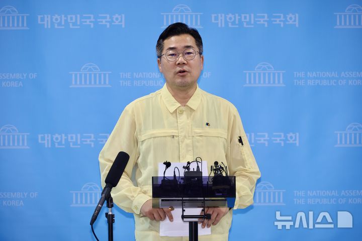 [서울=뉴시스] 조성봉 기자 = 박찬대 더불어민주당 당대표 후보가 24일 오전 서울 여의도 국회 소통관에서 검찰개혁 관련 기자회견을 마치고 취재진의 질문에 답변하고 있다.2025.07.24. suncho21@newsis.com 