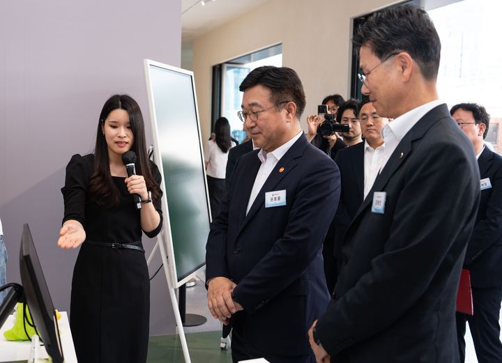 23일 서울 성동구 앤더슨씨에서 개최된 모바일신분증 민간개방 행사에서 윤호중 행정안전부장관(가운데), 강태영 농협은행장(오른쪽)이 농협은행 부스에서 모바일신분증 서비스 시연을 보고 있다. (사진=농협은행 제공) *재판매 및 DB 금지