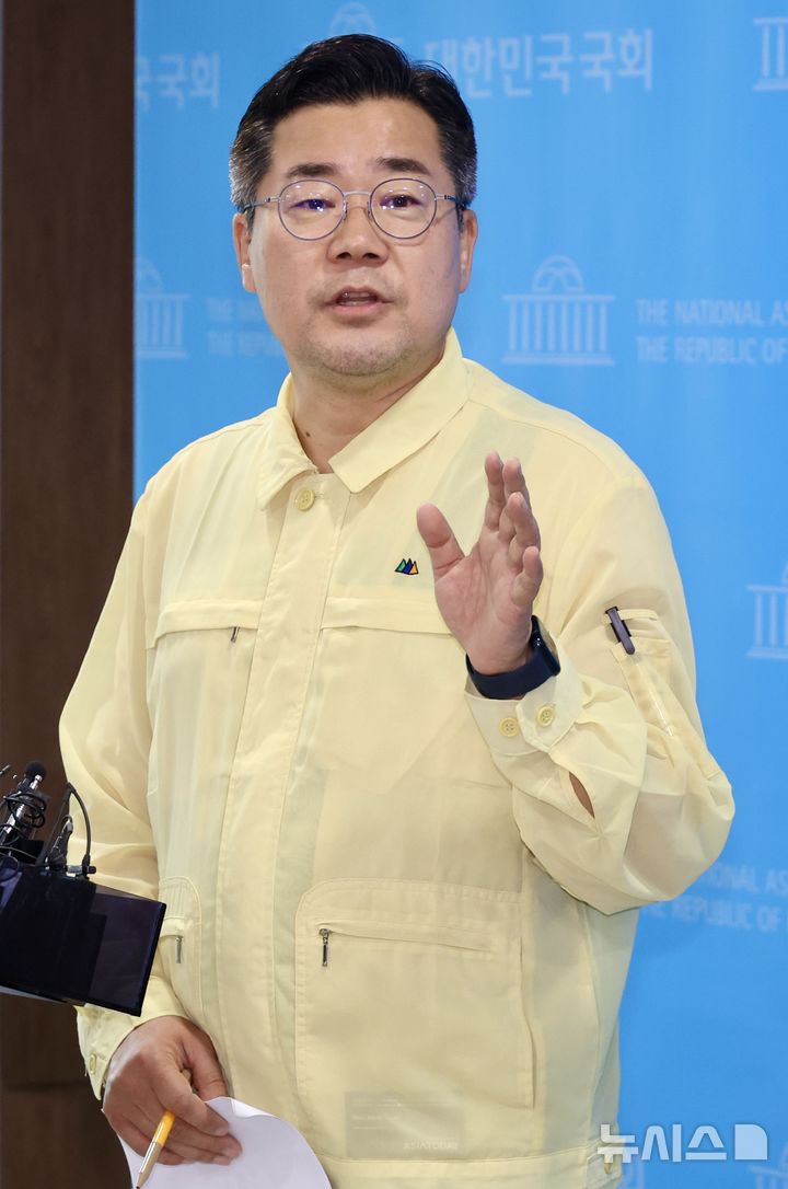 [서울=뉴시스] 조성봉 기자 = 박찬대 더불어민주당 당대표 후보가 24일 오전 서울 여의도 국회 소통관에서 검찰개혁 관련 기자회견을 마치고 취재진의 질문에 답변하고 있다.2025.07.24. suncho21@newsis.com 