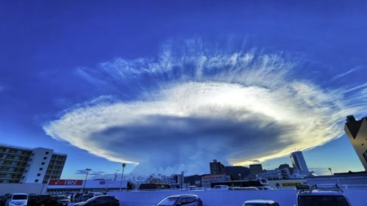 [서울=뉴시스] 일본서 강한 뇌우와 토네이도를 동반하는 것으로 알려진 모루구름이 잇따라 목격되면서 기상 전문가들이 안전 확보 경고에 나섰다. (사진 = 엑스 캡처) 2025.07.24. *재판매 및 DB 금지