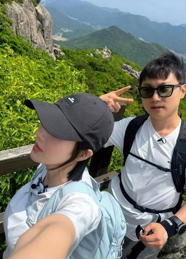 [서울=뉴시스] 가수 권은비가 여행 유튜버 빠니보틀과 함께 등산에 나섰다. (사진=권은비 인스타그램 캡처) 2025.07.24. photo@newsis.com  *재판매 및 DB 금지