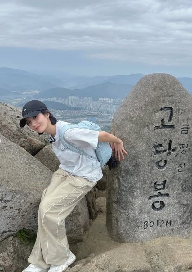 [서울=뉴시스] 가수 권은비가 등산에 나섰다. (사진=권은비 인스타그램 캡처) 2025.07.24. photo@newsis.com  *재판매 및 DB 금지
