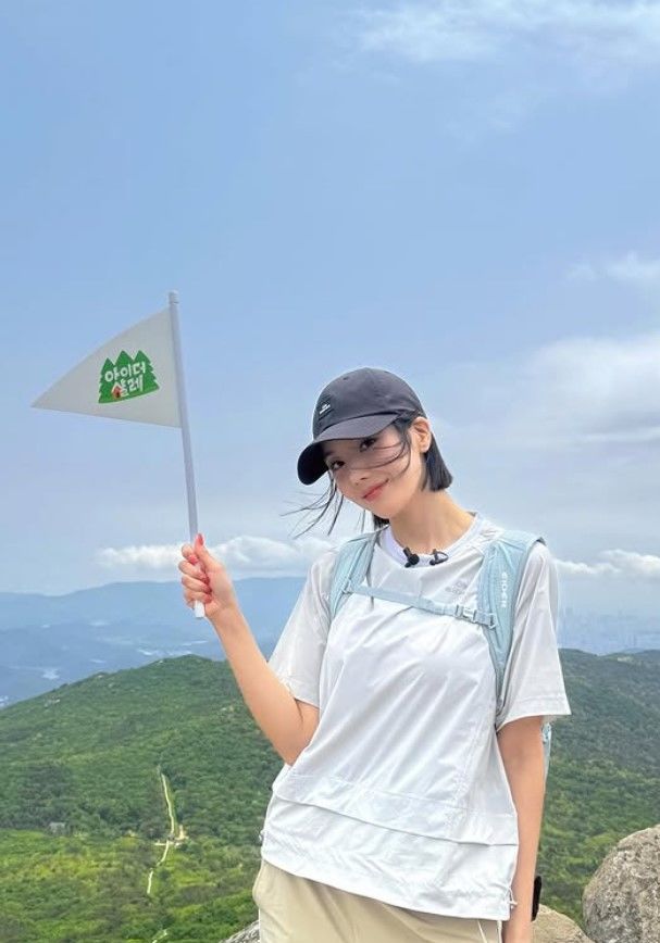 [서울=뉴시스] 가수 권은비가 등산에 나섰다. (사진=권은비 인스타그램 캡처) 2025.07.24. photo@newsis.com  *재판매 및 DB 금지