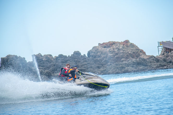 [울산=뉴시스] 박수지 기자 = 울산 북구 우가항 어촌체험마을에서 진행 중인 수상 오토바이. (사진=북구 제공) 2025.07.24. photo@newsis.com *재판매 및 DB 금지