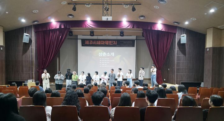 [제주=뉴시스] 제주교육청이 진행하는 '제주청소년 문화예술 진로캠프'. (사진=제주교육청 제공) *재판매 및 DB 금지