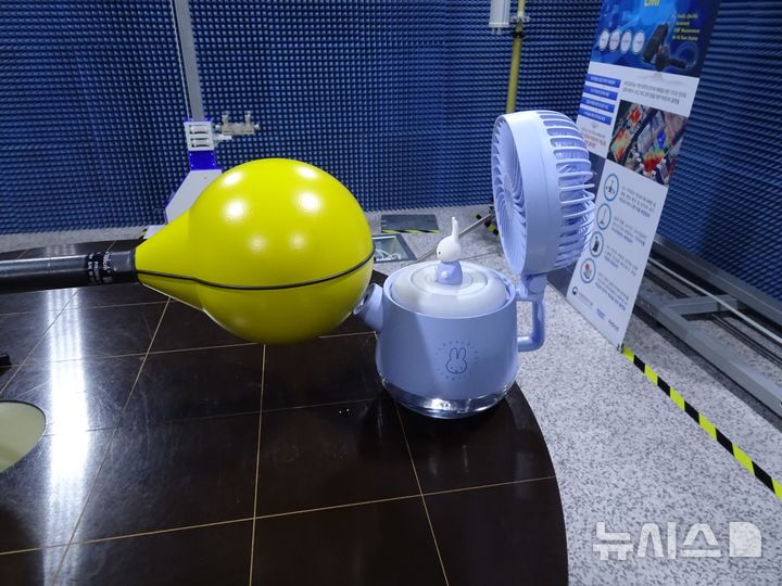 [서울=뉴시스]과학기술정보통신부는 전기인덕션, AI 스피커 등 생활제품 32종 81개 제품과 교육·주거·공공시설 등 생활환경 3038곳의 전자파 노출량을 측정한 결과 모두 인체보호기준을 만족했다고 밝혔다. 사진은 미스트형 선풍기를 대상으로 전자파 노출량을 측정하는 모습. (사진=과기정통부 제공)