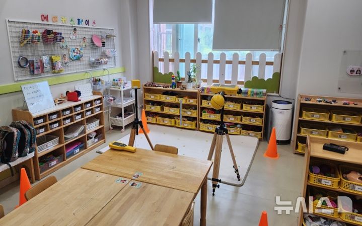 [서울=뉴시스]과학기술정보통신부는 전기인덕션, AI 스피커 등 생활제품 32종 81개 제품과 교육·주거·공공시설 등 생활환경 3038곳의 전자파 노출량을 측정한 결과 모두 인체보호기준을 만족했다고 밝혔다. 사진은 어린이집에서 전자파 노출량을 측정하는 모습. (사진=과기정통부 제공)