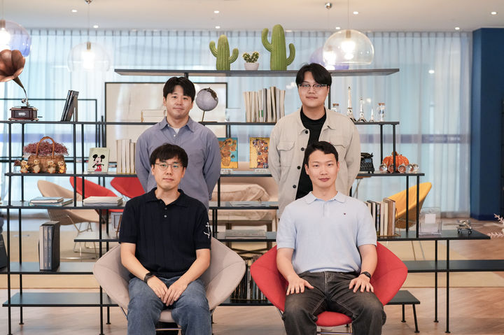 [울산=뉴시스] 구미현 기자 = UNIST 연구진. 사진 왼쪽 아래부터 반시계 방향으로 주경돈 교수, 조경수 연구원(제1저자), 순동현 연구원, 강창우 연구원. photo@newsis.com *재판매 및 DB 금지