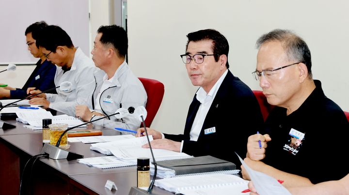 [보령=뉴시스] 보령시 '2025년 3분기 탄소중립 추진상황 보고회'를 주재하는 김동일 보령시장. (사진=보령시청 제공) *재판매 및 DB 금지