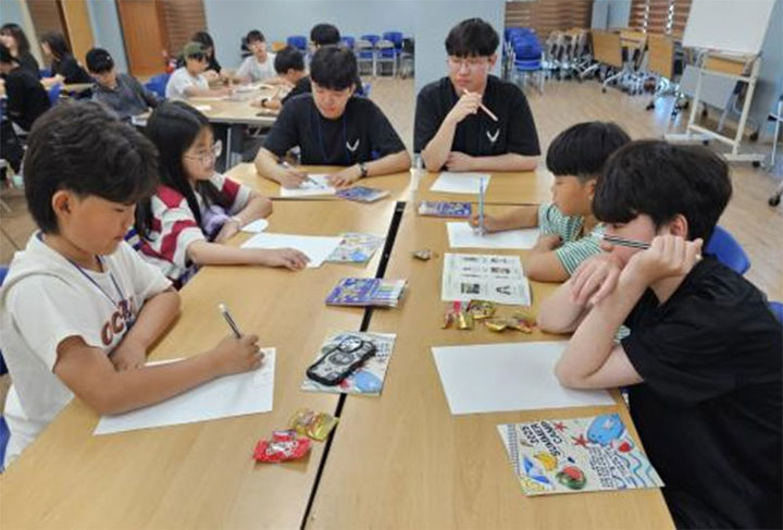 사북청소년장학센터에서 21일~25일 진행되고 있는 연세대 시나브로 봉사팀의 진로탐색 멘토링 프로그램.(사진=정선군 제공) *재판매 및 DB 금지