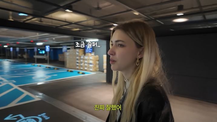 [서울=뉴시스] 래퍼 빈지노 아내 미초바가 지난 23일 유튜브 채널에 올린 영상에서 영화 '소주전쟁' 시사회에 참여한 모습을 담았다. (사진=유튜브 채널 '스테파니 미초바' 캡처) 2025.07.24. photo@newsis.com *재판매 및 DB 금지