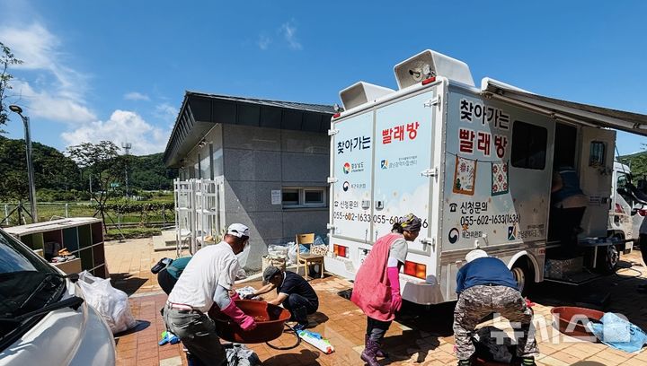 [합천=뉴시스]경남도, 수해 지역인 합천군 대병면에 '찾아가는 이동세탁차량' 지원.(사진=경남도 제공)2025.07.24. photo@newsis.com