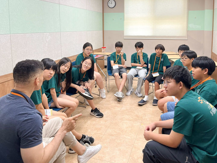 [창녕=뉴시스] 창녕군이 관내 초등학생을 대상으로 여름방학 영어캠프를 운영한다. 사진은 지난해 여름방학 영어캠프. (사진= 창녕군 제공) 2025.07.24. photo@newsis.com *재판매 및 DB 금지