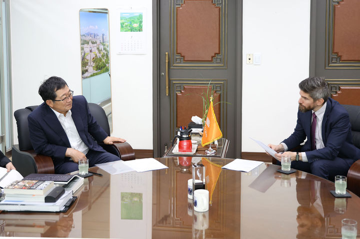 [서울=뉴시스] 백승주 전쟁기념사업회장(왼쪽)과 바락 샤인 주한이스라엘대사관 공관차석(오른쪽)이 환담을 나누고 있다. (사진=전쟁기념사업회 제공) 2025.07.23. photo@newsis.com *재판매 및 DB 금지