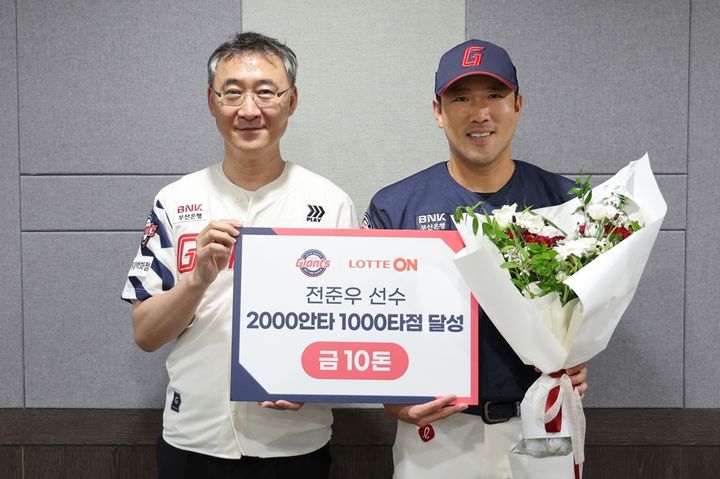 [서울=뉴시스] 롯데쇼핑의 이커머스 플랫폼 롯데온(LOTTE ON)이 지난 23일 서울 고척스카이돔에서 열린 롯데자이언츠 경기 전 공식 행사에서 팬들의 응원을 담은 금 10돈을 전준우 선수에게 전달했다. (왼쪽부터) 롯데쇼핑 이커머스사업부 박익진 대표와 전준우 선수가 서울 구로구에 위치한 고척스카이돔에서 이벤트 기념사진을 촬영하고 있다. (사진=롯데쇼핑 제공) *재판매 및 DB 금지