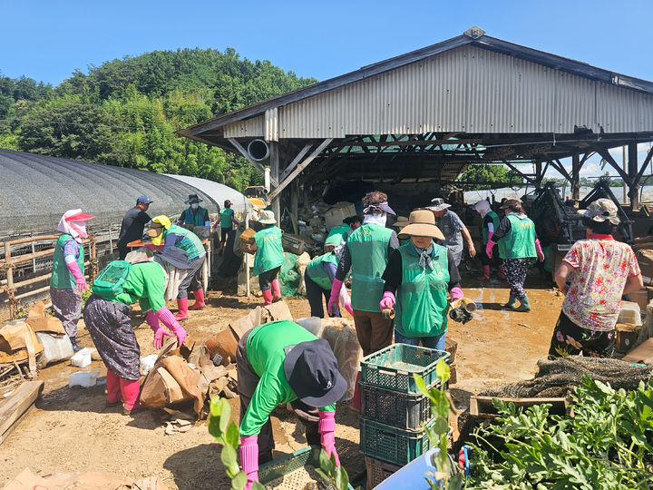 [창녕=뉴시스] 창녕군새마을회원들이 산청군 신안면 일대 수해 현장 복구 활동을 하고 있다. (사진= 창녕군 제공) 2025.07.24. photo@newsis.com *재판매 및 DB 금지