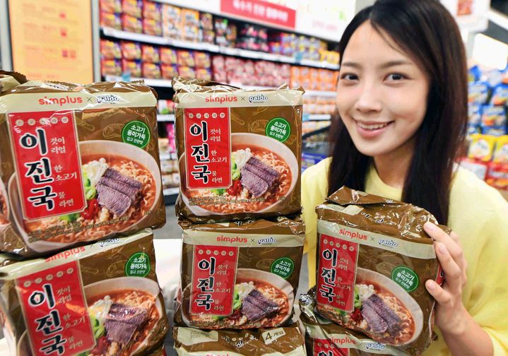 [서울=뉴시스] 홈플러스가 이춘삼 짜장라면 누적 판매량이 1500만봉을 돌파하는 등 최근 PB(자체브랜드)라면 흥행에 힘입어 '이진국' 라면을 출시했다고 24일 밝혔다. (사진=홈플러스 제공) *재판매 및 DB 금지