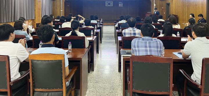 [창녕=뉴시스] 자치법제 및 규제개혁 역량강화 자체교육을 하고 있다. (사진= 창녕군 제공) 2025.07.24. photo@newsis.com *재판매 및 DB 금지