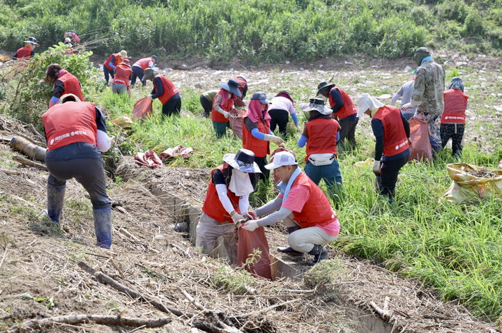 [공주=뉴시스] 집중호우 피해 복구에 자원봉사자들이 구슬땀을 흘리고 있다.(사진=공주시 제공). 2025.07.24. photo@newsis.com *재판매 및 DB 금지
