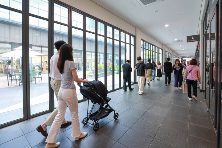 [서울=뉴시스] 현대프리미엄아울렛이 교외형 아울렛의 비수기로 꼽히는 여름철에도 가족 단위 고객들이 몰리며 활기를 띠고 있다고 24일 밝혔다. (사진=현대백화점 제공) *재판매 및 DB 금지