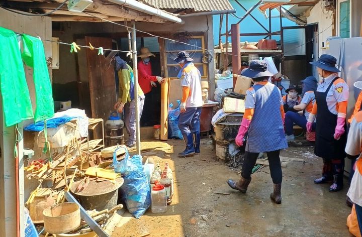 [거창=뉴시스] 거창소방서 의용소방대, 집중호우 피해지역 봉사활동 (사진=거창군 제공) 2025. 07. 24. photo@newsis.com&nbsp; *재판매 및 DB 금지