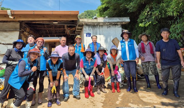 [거창=뉴시스] 거창군 생활공감정책참여단, 산청군 수해 복구 현장 자원봉사 (사진=거창군 제공) 2025. 07. 24. photo@newsis.com *재판매 및 DB 금지