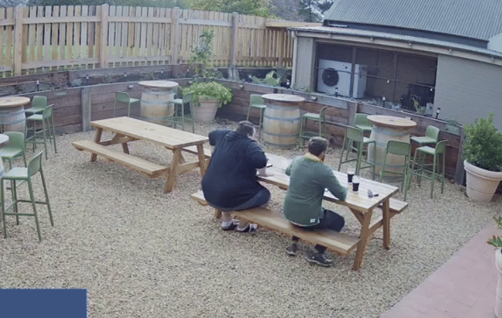 [뉴시스] 벤치가 통째로 뒤집히는 순간, 남성이 맥주 잔을 사수하는 모습.(사진=데일리메일) *재판매 및 DB 금지