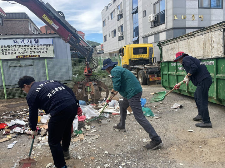[서산=뉴시스] 서산시청 직원들이 지난 22일 읍내동 양유정 일원에서 수해 쓰레기를 수거하고 있다. (사진=서산시 제공) 2025.07.24. *재판매 및 DB 금지