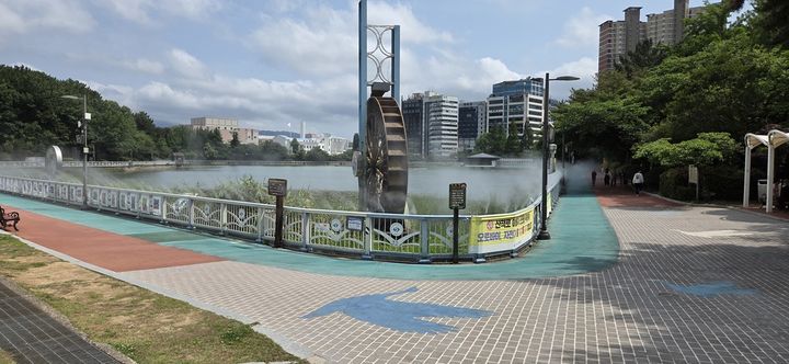 [창원=뉴시스] 강경국 기자 = 경남 창원시가 용지공원에 설치한 쿨링포그 장치가 정상적으로 작동하고 있다. (사진=창원시청 제공). 2025.07.24. photo@newsis.com *재판매 및 DB 금지