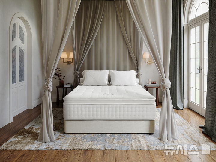 [서울=뉴시스] 신세계까사의 친환경 수면 브랜드 '마테라소'가 '헤리티지'와 '포레스트' 일부 제품을 대상으로 프리미엄 매트리스 구매 고객을 위한 전용 케어 서비스를 새롭게 선보인다. 사진은 마테라소의 럭셔리 컬렉션 '헤리티지'의 에보니 매트리스. (사진= 신세계까사 제공) 